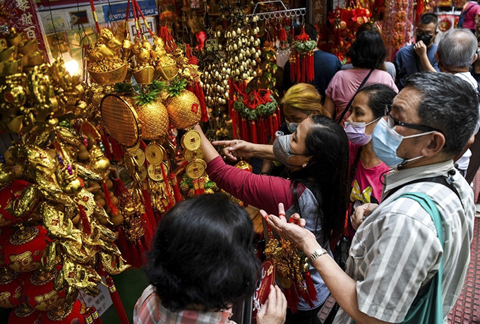 Người dân xem đồ trang trí tại một cửa hàng ở khu phố Hoa của Manila, Philippines vào ngày 20/1. Ảnh: AFP