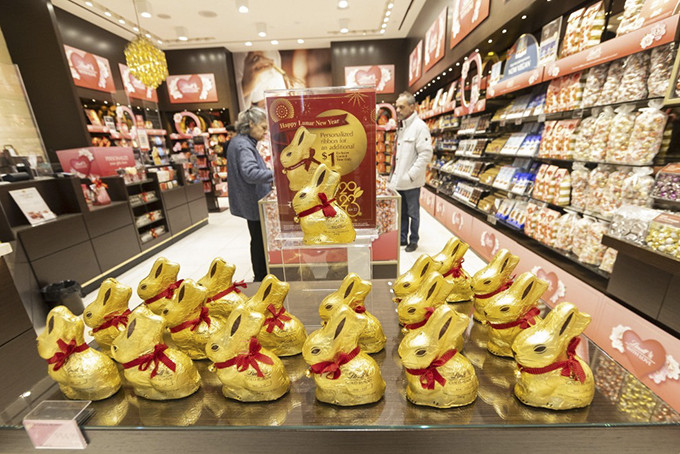 Sô cô la thỏ được bày bán dịp Tết Nguyên đán tại một cửa hàng ở Toronto, Canada ngày 18/1. Ảnh: AFP