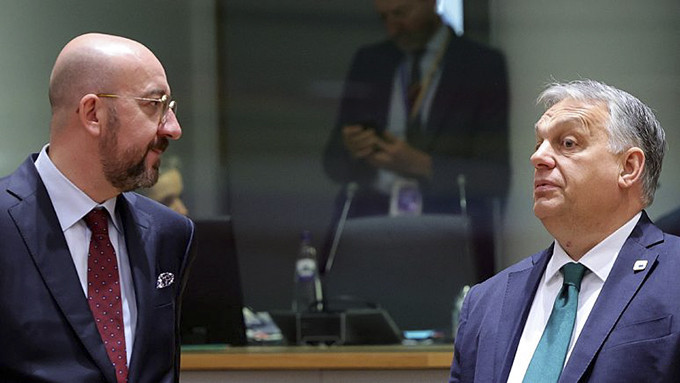 Chủ tịch Hội đồng châu Âu Charles Michel (trái) và Thủ tướng Hungary Viktor Orban tại hội nghị thượng đỉnh EU ở Brussels ngày 15/12/2022. Ảnh: AP