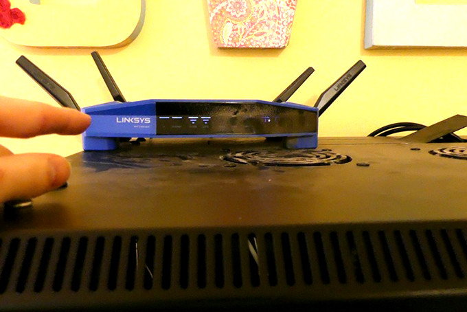 Sét đánh bất ngờ có thể khiến các thiết bị điện tử đang kết nối nguồn điện như router Wi-Fi bốc cháy