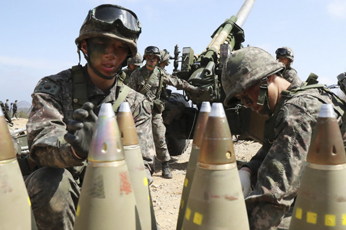 Các binh sĩ Hàn Quốc bố trí đạn lựu 155mm trong một cuộc tập trận ở Goseong, Hàn Quốc, ngày 4/4/2016. Ảnh: AP