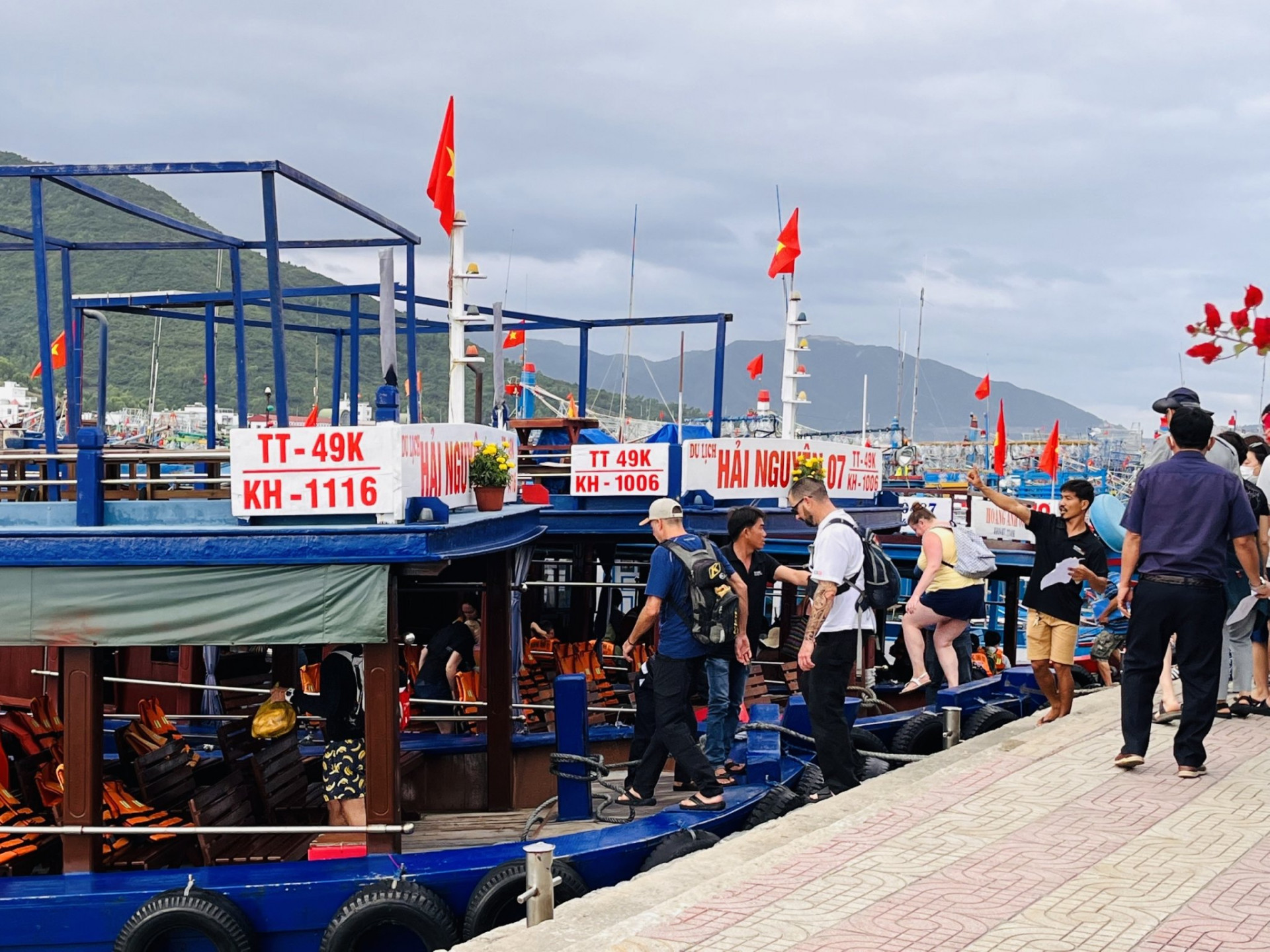 Khách du lịch xuống tàu đi tour tham quan vịnh Nha Trang