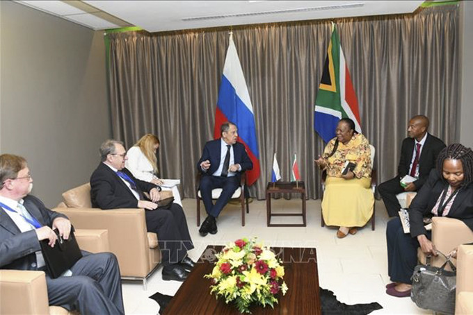 Ngoại trưởng Nam Phi Naledi Pandor (bên phải) hội đàm với Ngoại trưởng Nga (bên trái). Ảnh: TTXVN phát
