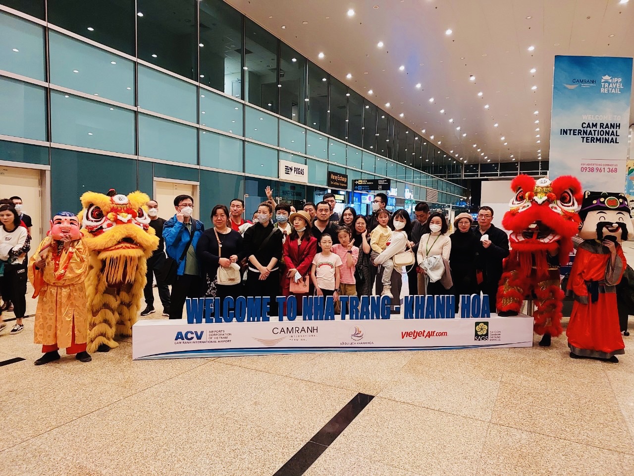 Đoàn khách du lịch đến từ Hồ Nam chụp ảnh lưu niệm tại Cảng hàng không quốc tế Cam Ranh