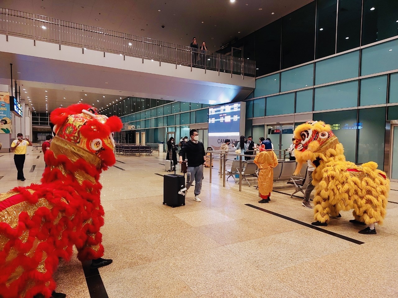 Khách du lịch đến từ Hồ Nam, Trung Quốc được chào đón bằng màn múa lân sôi động