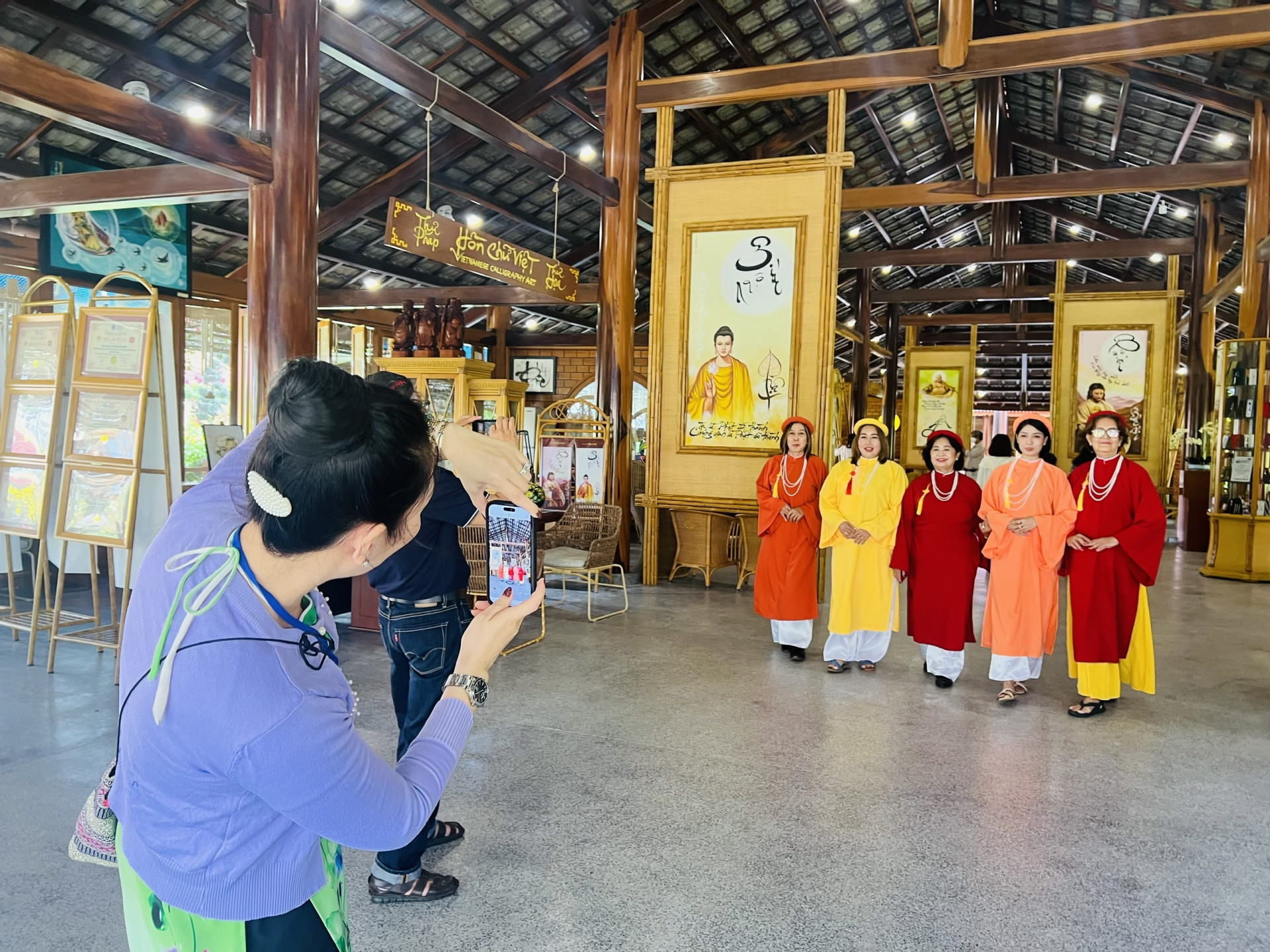 Nhiều du khách thuê những bộ áo dài theo phong cách xưa để chụp ảnh