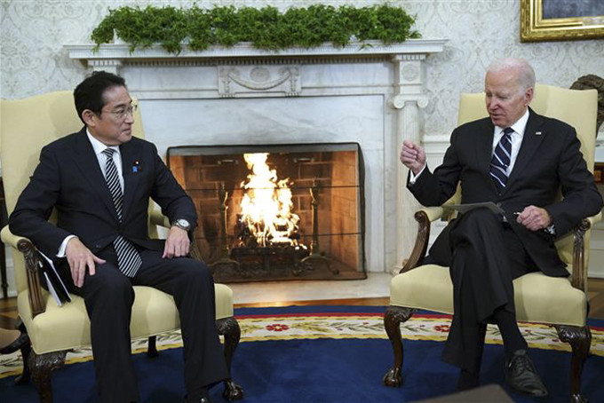 Tổng thống Mỹ Joe Biden (phải) và Thủ tướng Nhật Bản Fumio Kishida tại cuộc gặp ở Washington, DC, ngày 13/1. Ảnh: AFP/TTXVN
