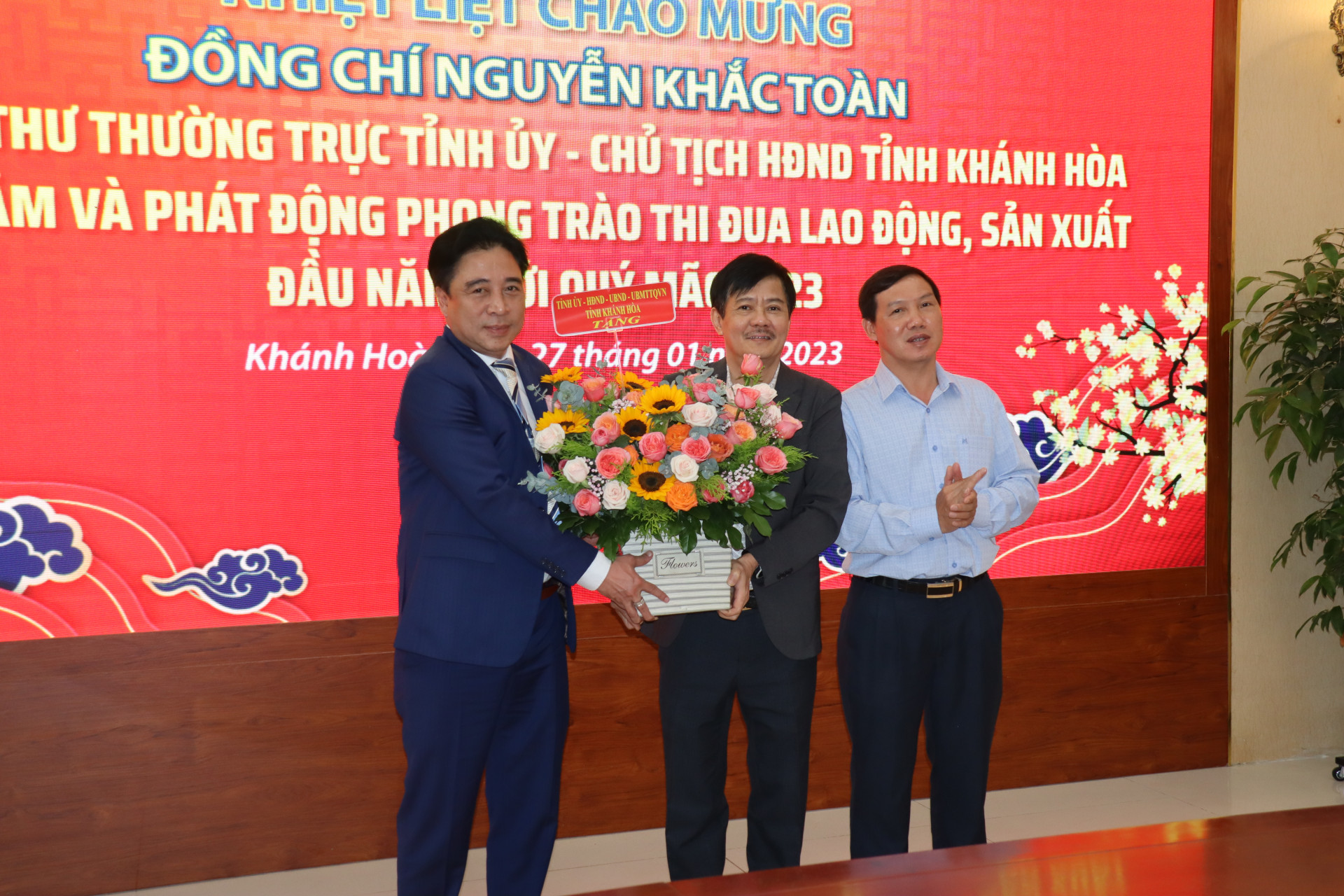 Đồng chí Nguyễn Khắc Toàn tặng hoa chúc mừng Khatoco
