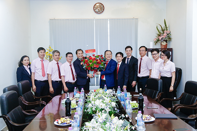 Ông Lê Hữu Hoàng chúc Tết tại Ngân hàng Chính sách Xã hội Chi nhánh Khánh Hòa