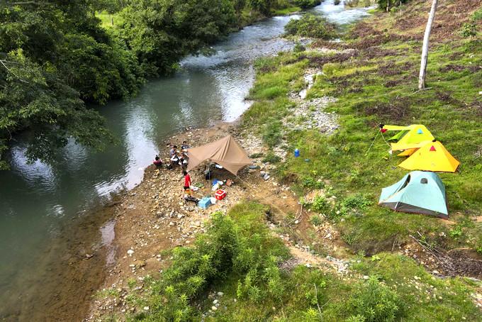 Một điểm cắm trại dọc suối  tại xã Khánh Thành (huyện Khánh Vĩnh) được nhiều bạn trẻ  yêu thích.