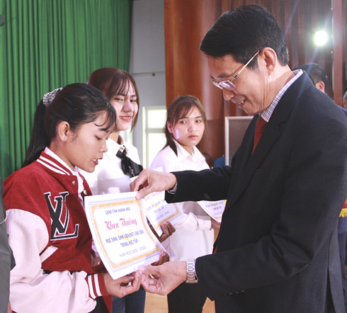 Đồng chí Đinh Văn Thiệu trao giấy khen cho học sinh, sinh viên dân tộc thiểu số  đạt thành tích trong năm học 2021 - 2022.