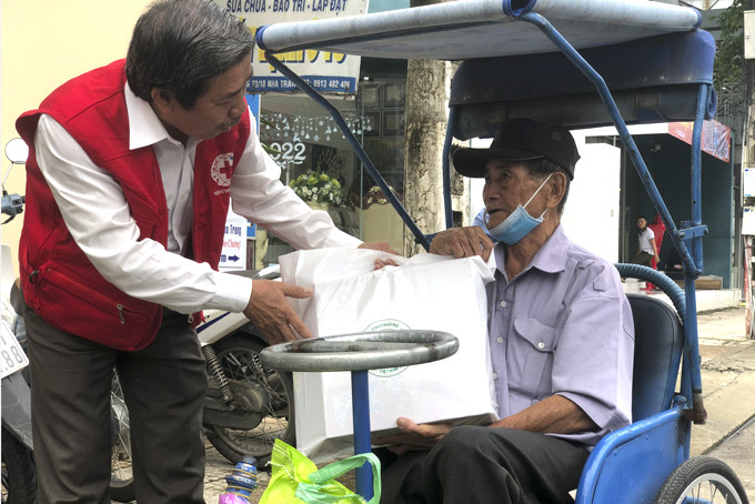 Lãnh đạo Hội Chữ thập đỏ TP. Nha Trang trao quà Tết cho người dân.