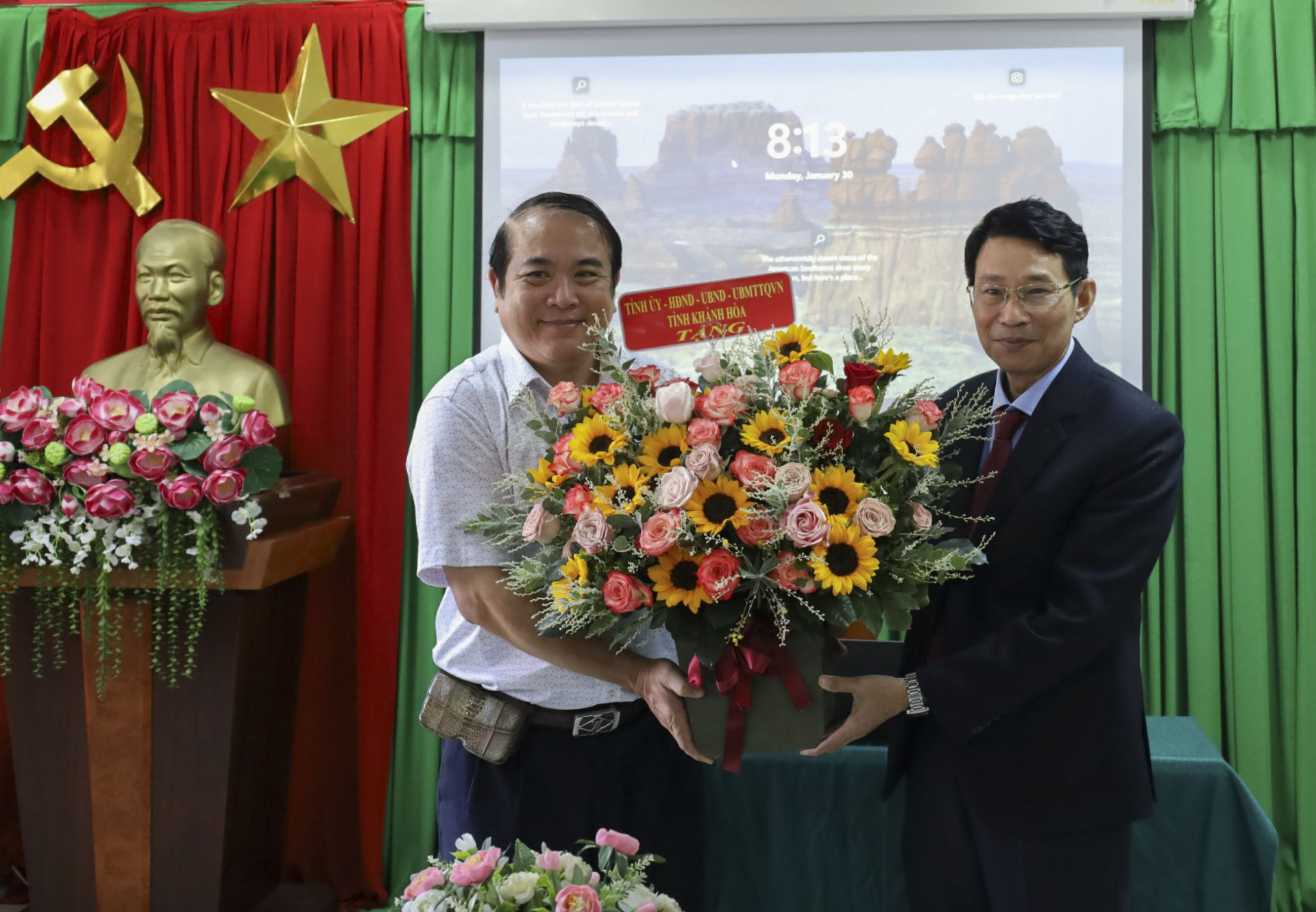 Ông Đinh Văn Thiệu (bìa phải) tặng hoa chúc mừng Trường THPT Chuyên Lê Quý Đôn.