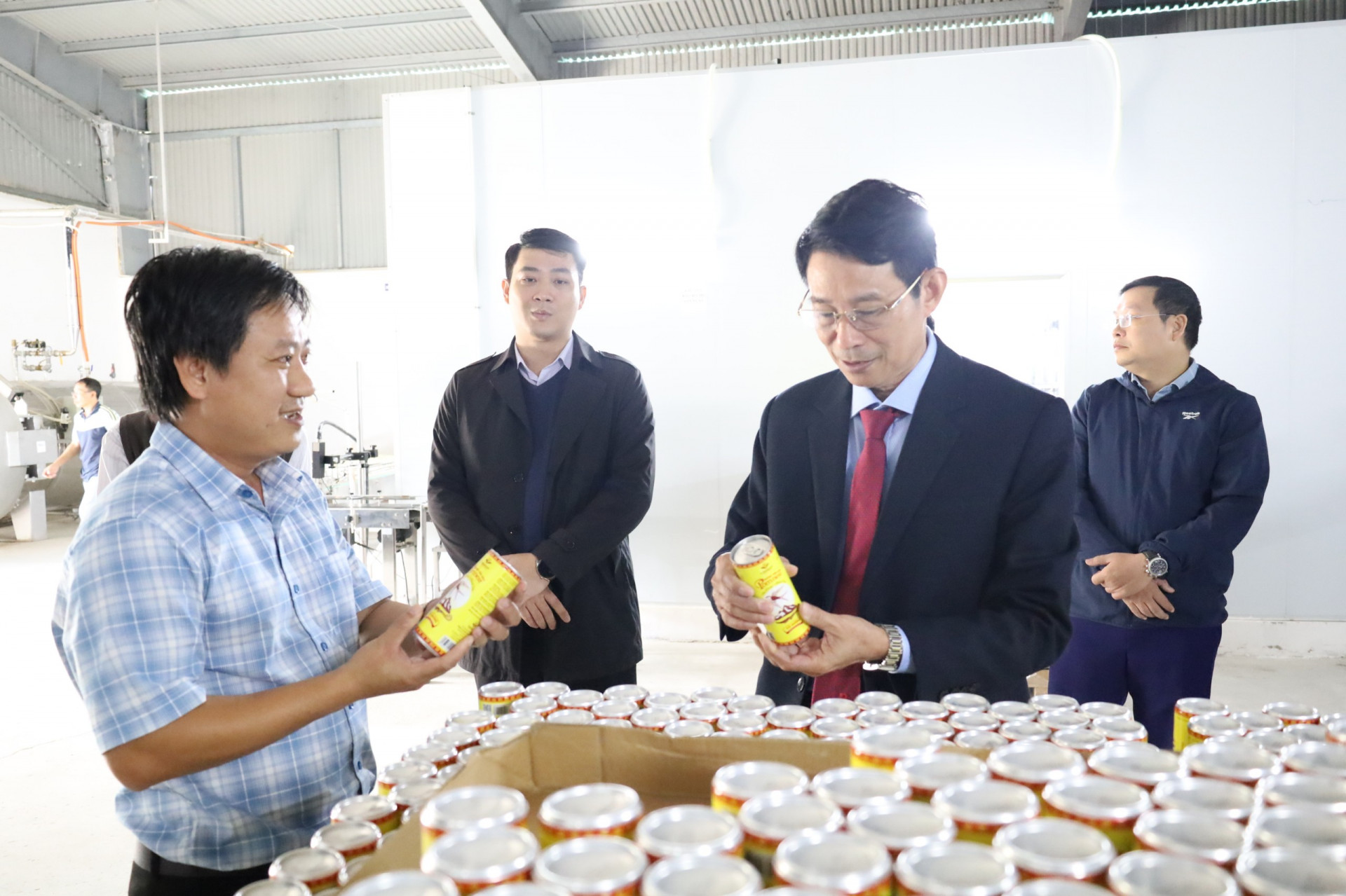 Ông Đinh Văn Thiệu thăm quan quy trình sản xuất các sản phẩm chiết xuất từ cây xáo tam phân của Công ty Cổ phần POMGROUP.