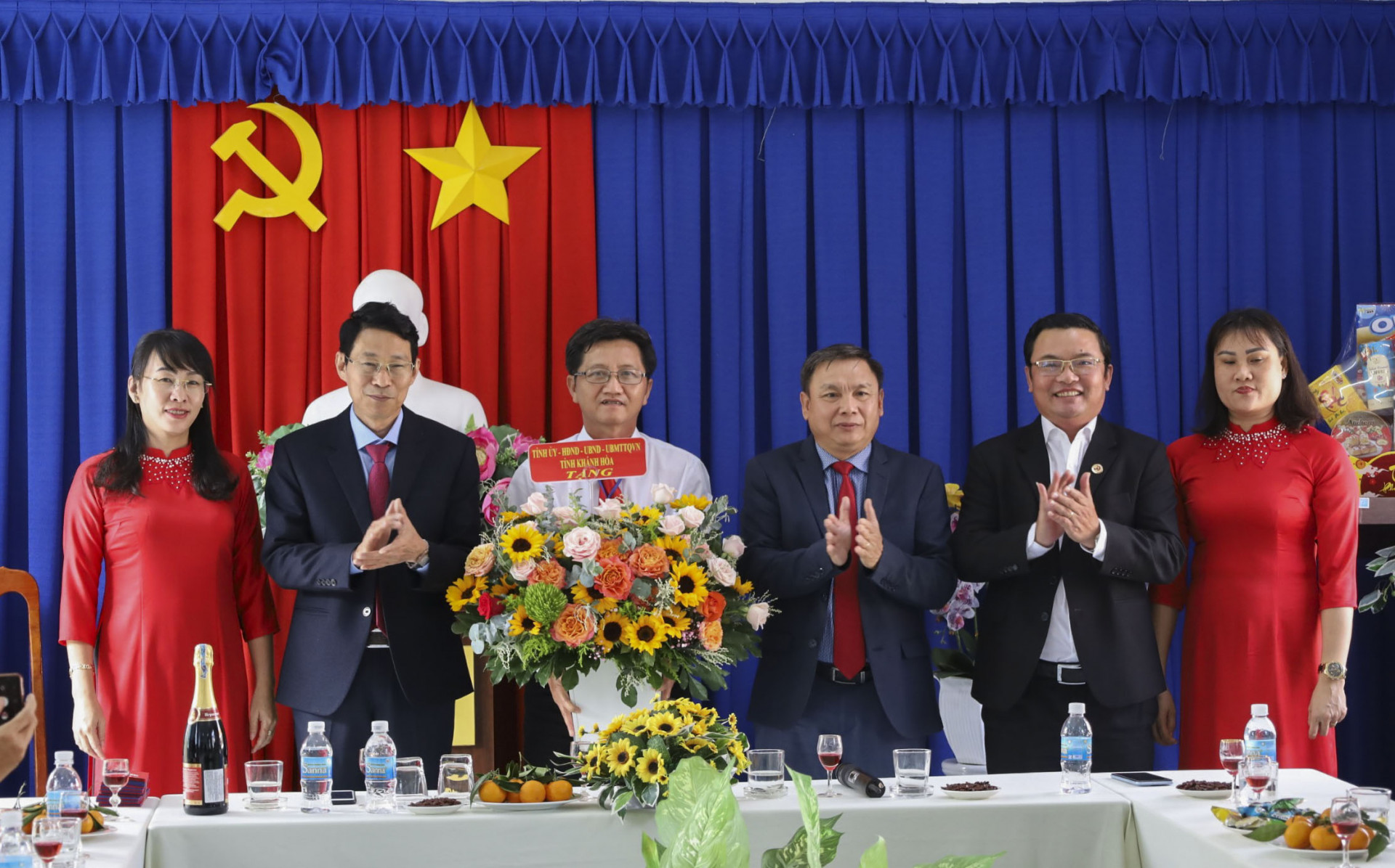 Ông Đinh Văn Thiệu (thứ 2 từ trái qua) tặng hoa chúc mừng Trường Trung cấp nghề Ninh Hòa.