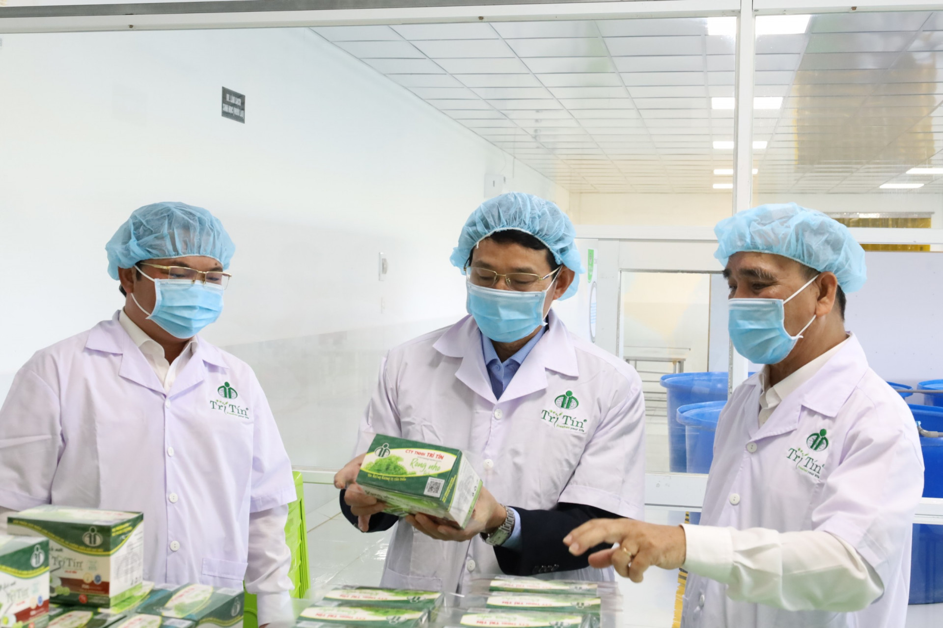 Ông Đinh Văn Thiệu thăm quan quy trình sản xuất các sản phẩm chiết xuất từ rong nho của Công ty TNHH Rong nho Trí Tín.