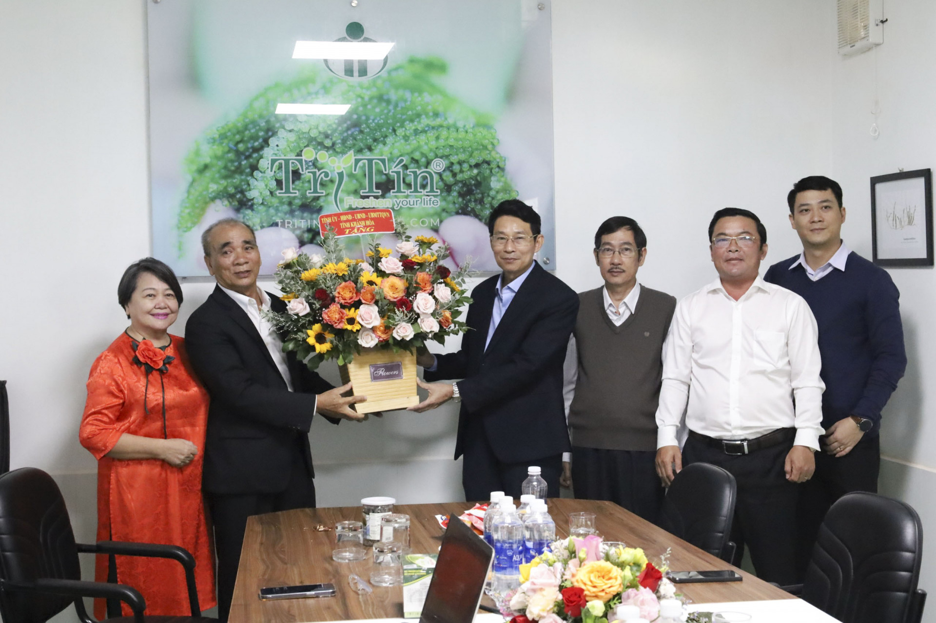 ông Đinh Văn Thiệu tặng hoa chúc mừng Công ty TNHH Rong nho Trí Tín.