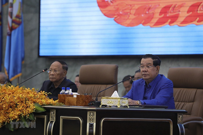 Chủ tịch Đảng Nhân dân Campuchia Samdech Techo Hun Sen và Chủ tịch danh dự Samdech Heng Samrin đồng chủ trì đại hội. (Ảnh: AKP/TTXVN phát)
