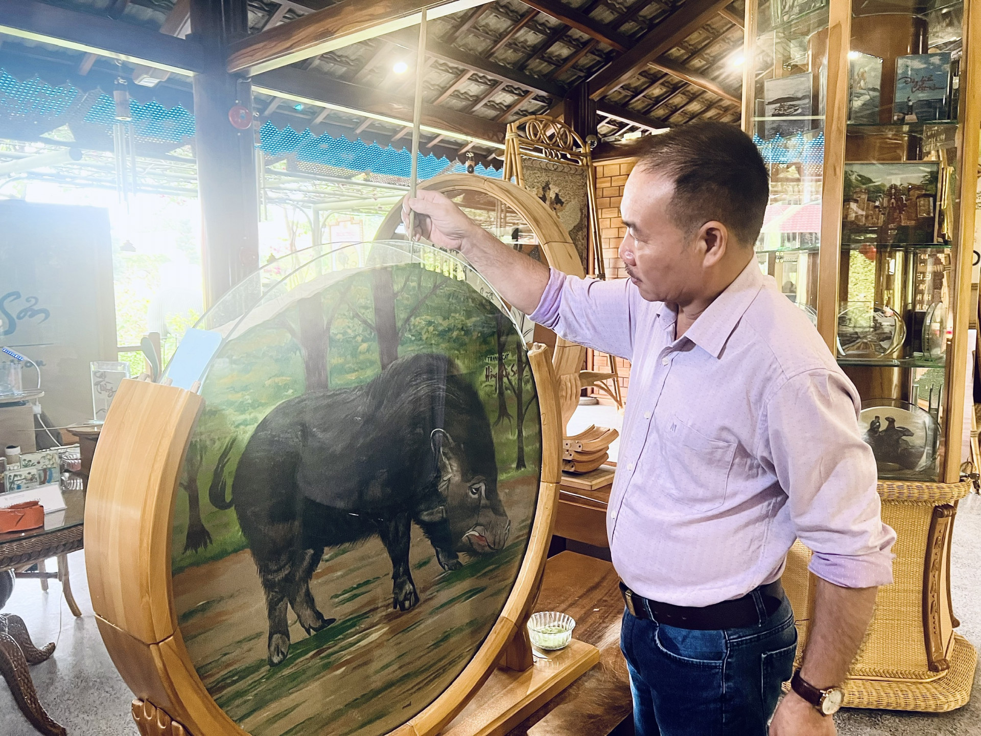 <p style= &quot;text-align: justify; &quot;>Anh Nguyễn Hải Vân đang hoàn thành những công đoạn cuối cùng của bức tranh con lợn</p>