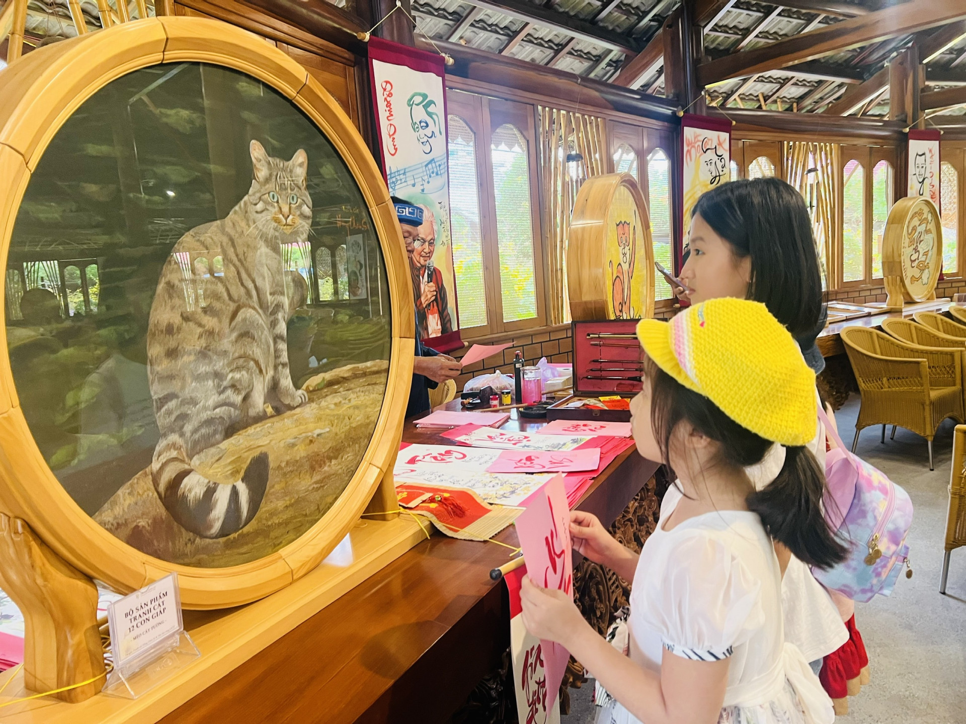 Các em nhỏ thích thú ngắm nhìn tranh mèo (con giáp của năm 2023)