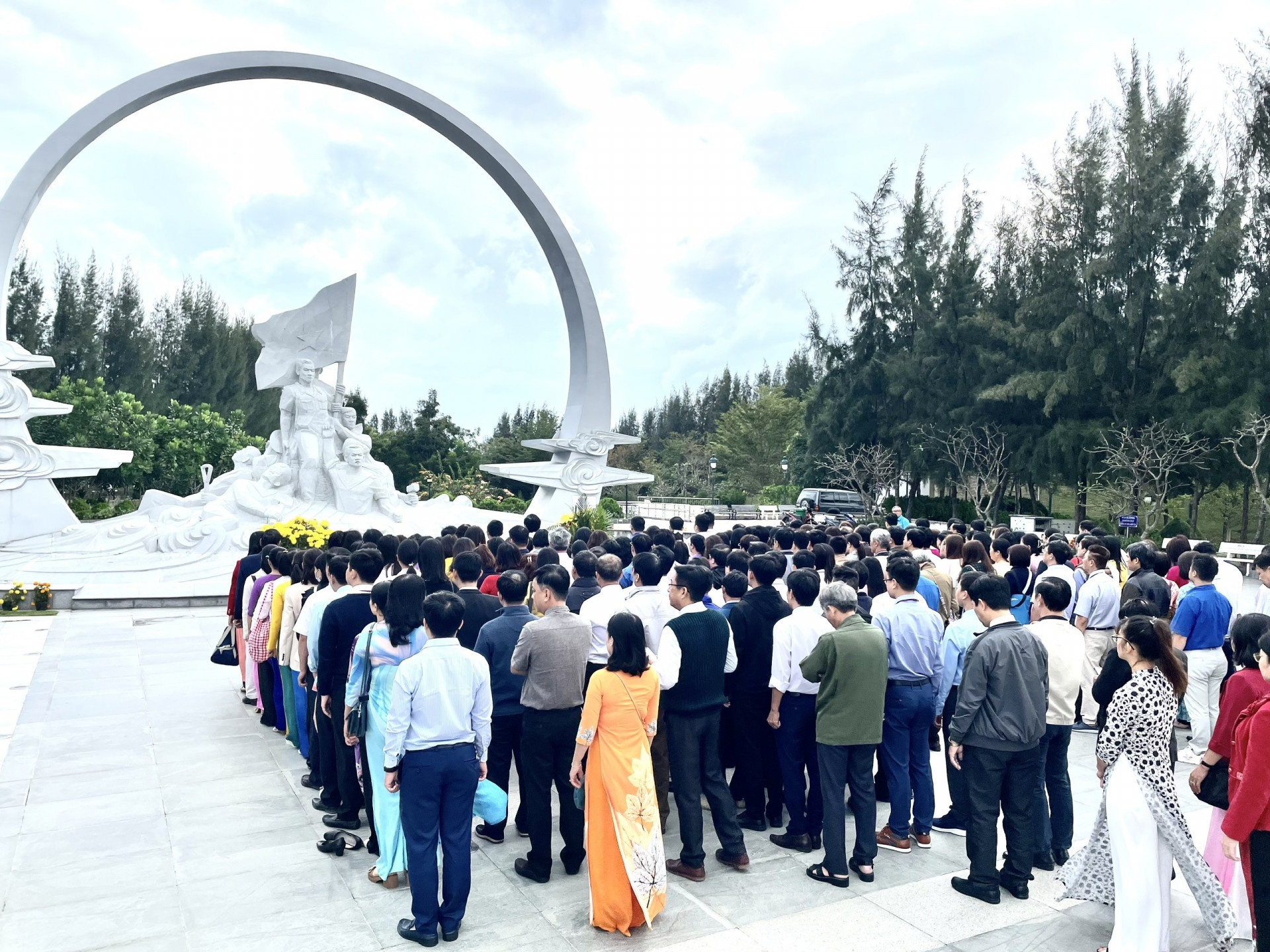 Cán bộ, đảng viên, nhân viên Bệnh viện Đa khoa tỉnh Khánh Hòa dâng hương tại Khu tưởng niệm chiến sĩ Gạc Ma trước khi bắt đầu Lễ kết nạp Đảng viên