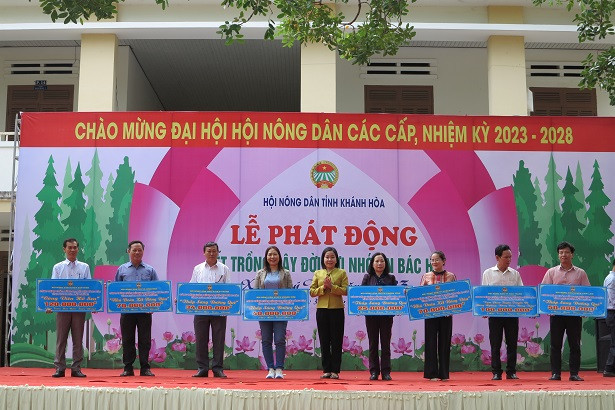 Lãnh đạo Hội Nông dân tỉnh trao bảng tượng trưng công trình cho các hội nông dân cấp huyện. 