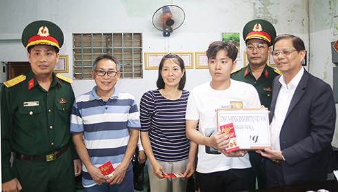 Ông Nguyễn Tấn Tuân đến thăm, động viên thanh niên Giáp Nguyễn Hoàng Duy
