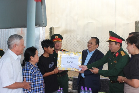Đồng chí Lê Hữu Hoàng tặng quà cho thanh niên Cao Hồ Nam.