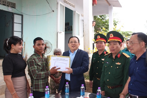 Đồng chí Lê Hữu Hoàng tặng quà cho thanh niên Cao Văn An.