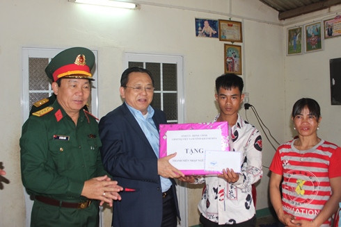 Đồng chí Lê Hữu Hoàng tặng quà cho thanh niên Cao Toàn.