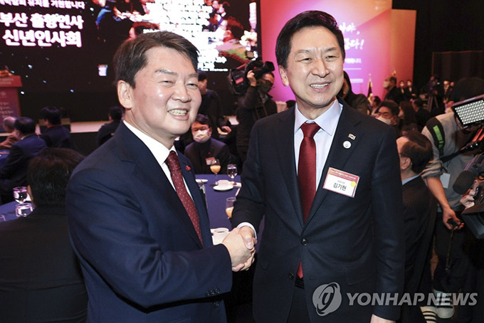 Nghị sỹ Ahn Cheol-soo (trái) và Kim Gi-hyeon của Đảng Quyền lực Nhân dân cầm quyền ngày 16 tháng 1 năm 2023. (Nguồn: Yonhap)