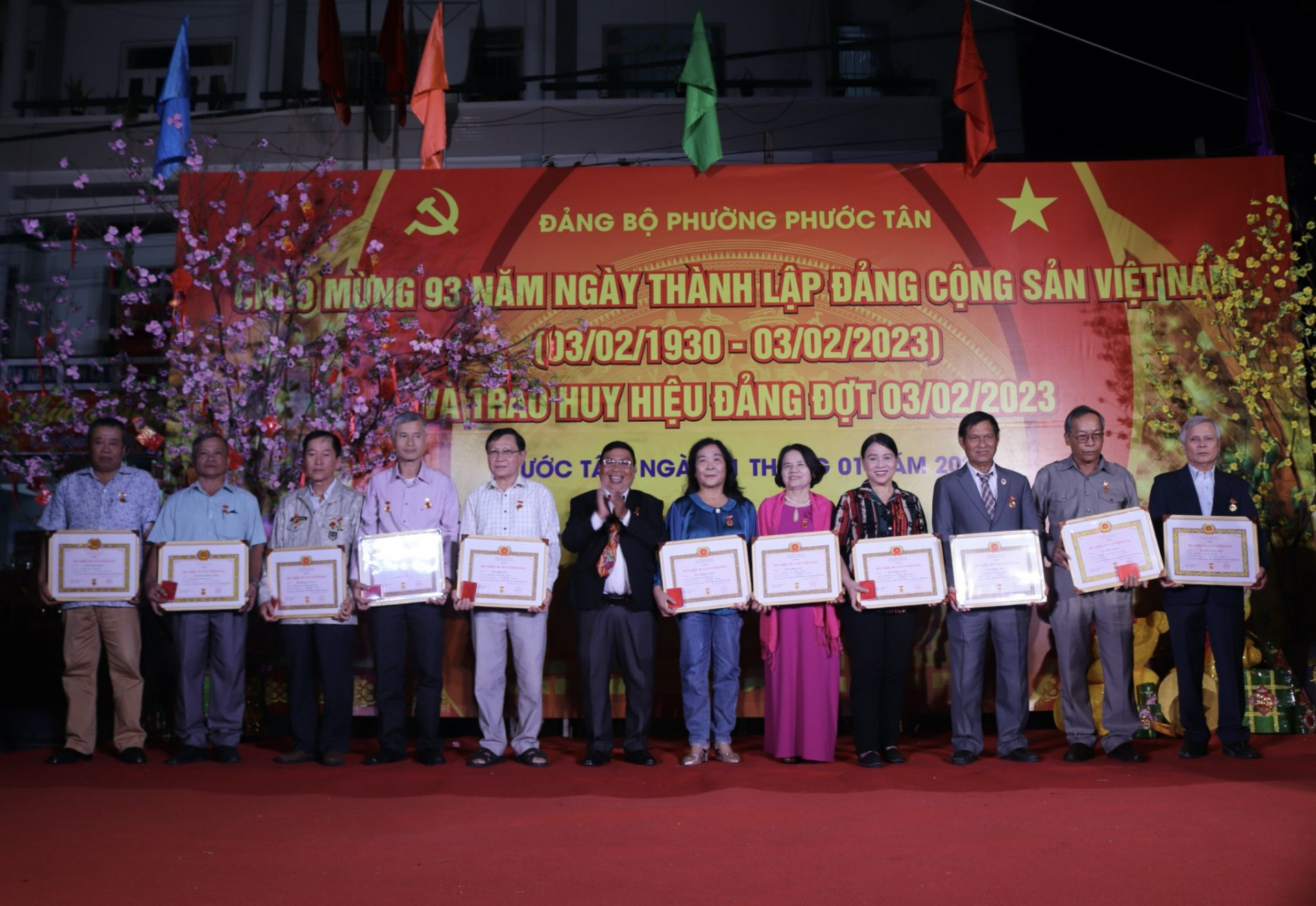 Đảng bộ phường Phước Tân đã trao tặng Huy hiệu Đảng cho 12  Đảng viên đang sinh hoạt tại các tổ chức cơ sở đảng trực thuộc đủ tiêu chuẩn 30 năm, 40 năm và 45 năm.