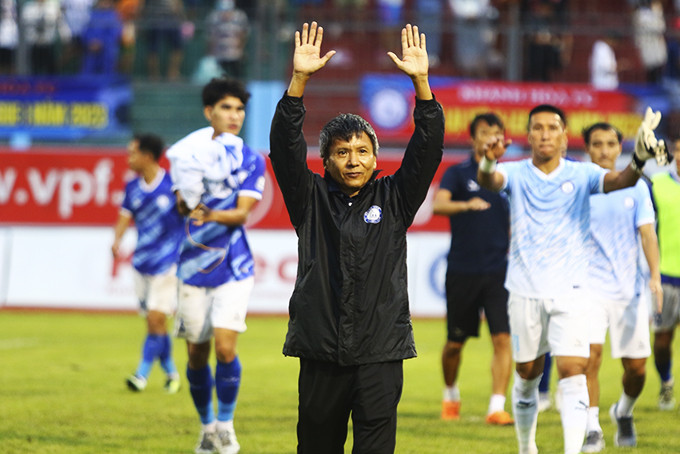 Ông Võ Đình Tân -  Huấn luyện viên trưởng đội bóng Khánh Hòa FC.