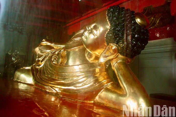Tượng Đệ nhất Tổ Phật hoàng Trần Nhân Tông trong bộ tượng Trúc Lâm Tam Tổ ở chùa Phổ Minh, Nam Định. (Ảnh: Trần Khánh/Báo Nhân Dân)