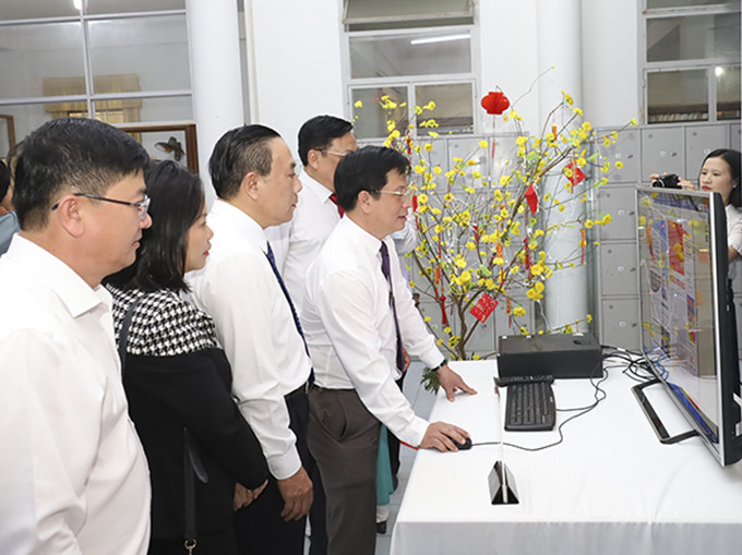 Các đại biểu trải nghiệm website Triển lãm báo xuân điện tử Khánh Hòa.