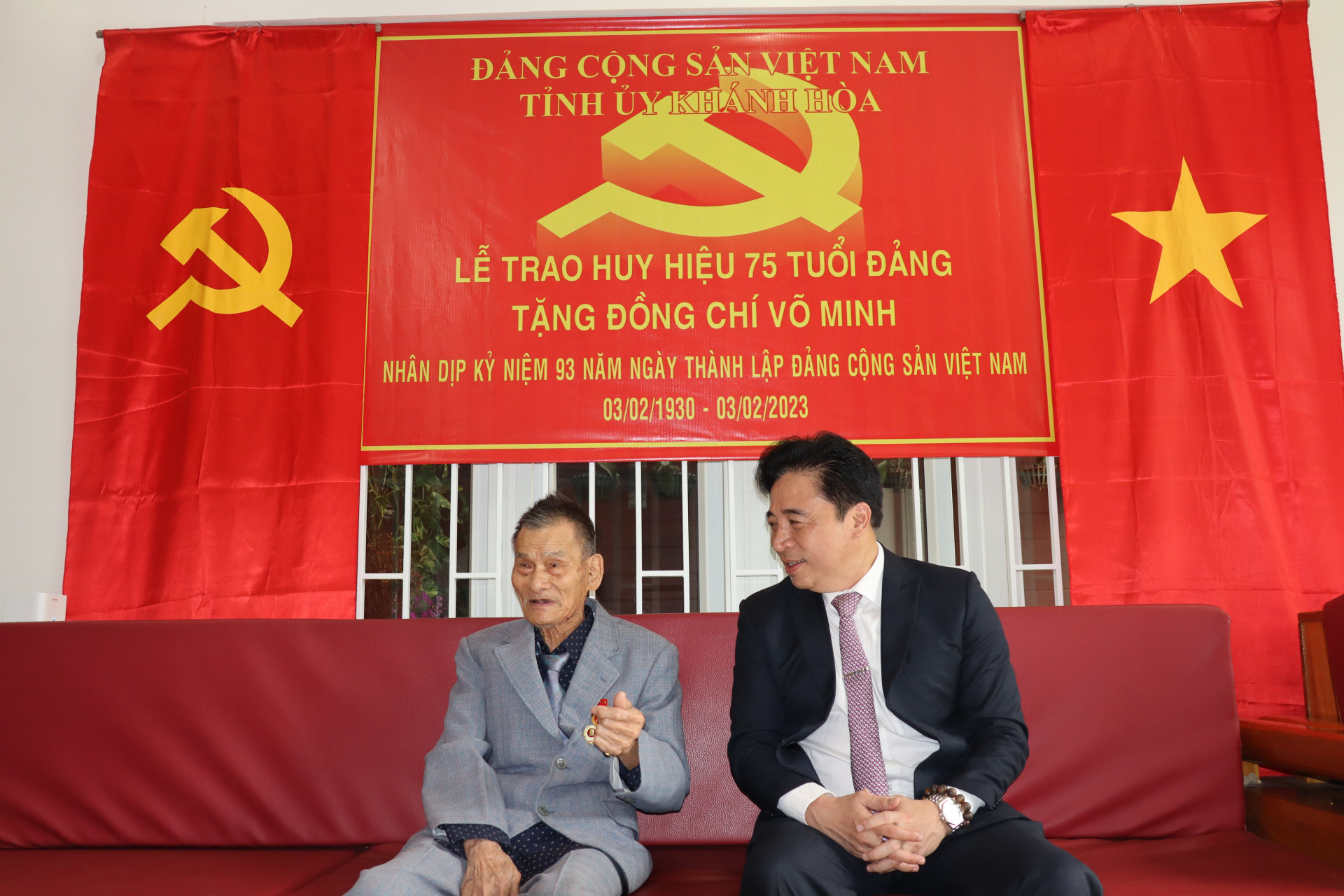 Đồng chí Nguyễn Khắc Toàn trò chuyện cùng đồng chí Võ Minh 