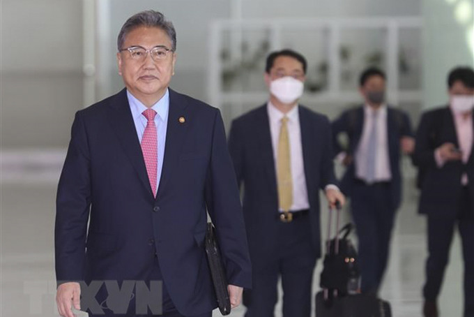 Ngoại trưởng Hàn Quốc Park Jin (trái) tại sân bay quốc tế Incheon, phía Tây Seoul, trong hành trình thăm Mỹ, ngày 12/6/2022. (Ảnh: Yonhap/TTXVN)
