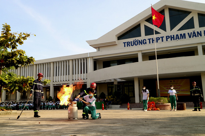 Học sinh Trường THPT Phạm Văn Đồng (TP. Nha Trang) thực hành phòng cháy, chữa cháy. 