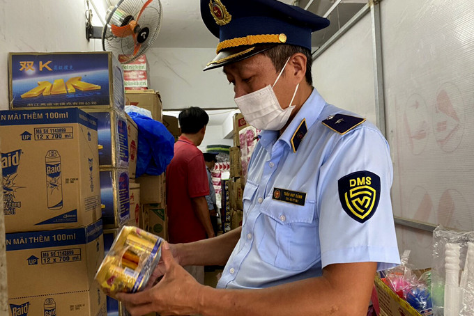Lực lượng Quản lý thị trường kiểm tra hàng hóa tại một cơ sở kinh doanh ở Nha Trang.