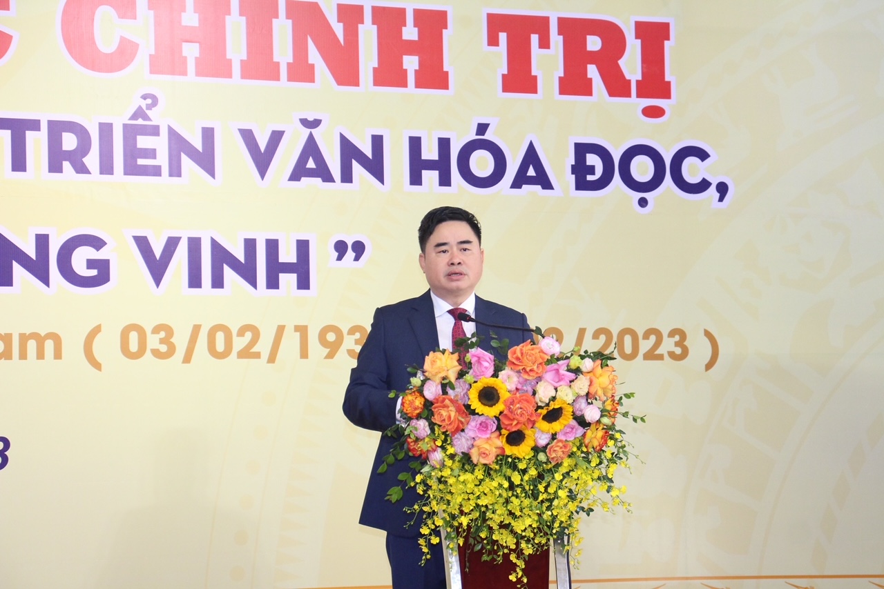Phó Giáo sư, Tiến sĩ Phạm Minh Tuấn, Giám đốc - Tổng Biên tập Nhà Xuất bản Chính trị quốc gia Sự thật giới thiệu bộ sách.