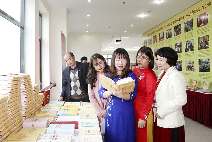 Đại biểu tham quan trưng bày sách của Tổng Bí thư Nguyễn Phú Trọng. Ảnh: TTXVN