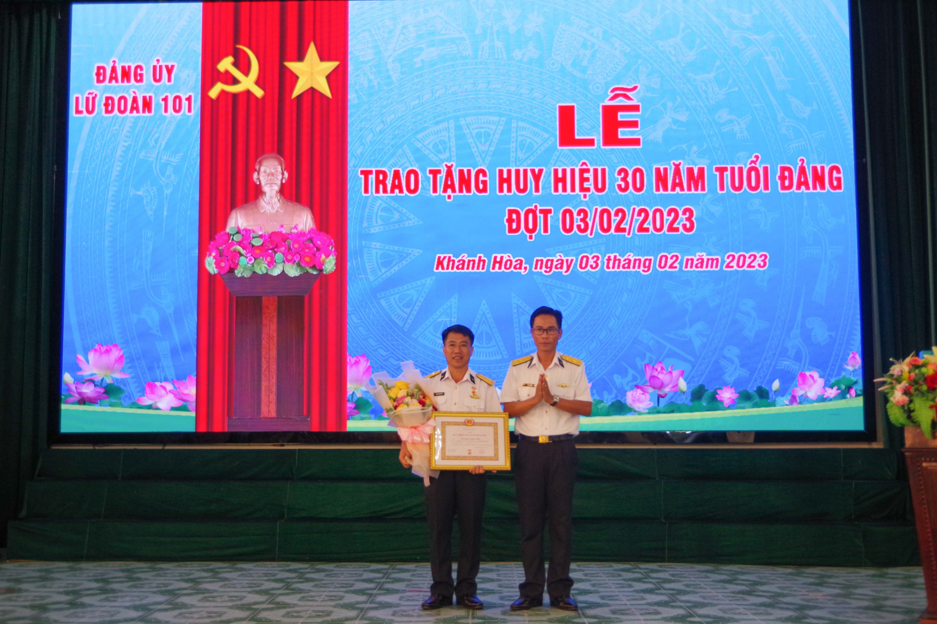 Thủ trưởng Lữ đoàn 101 trao huy hiệu 30 năm tuổi Đảng cho đảng viên Nguyễn Ngọc Sơn