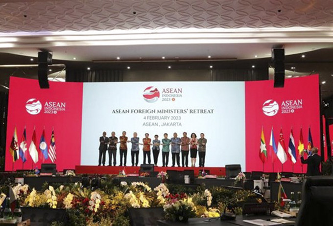 Các bộ trưởng mặc chiếc áo batik truyền thống của Indonesia, chụp ảnh chung tại hội nghị hẹp Bộ trưởng Ngoại giao ASEAN 2023. (Ảnh: Đào Trang/TTXVN)