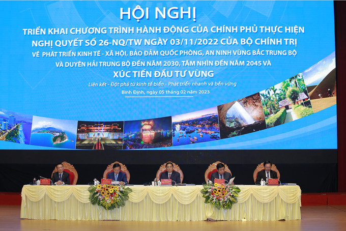 Thủ tướng Chính phủ Phạm Minh Chính và các vị lãnh đạo chủ trì hội nghị