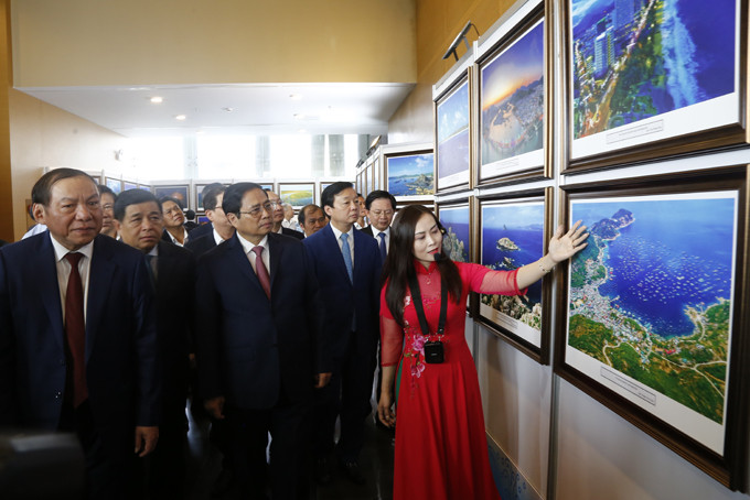 Thủ tướng Chính phủ Phạm Minh Chính và các vị lãnh đạo tham quan một số hình ảnh giới thiệu về vùng đất Khánh Hòa.