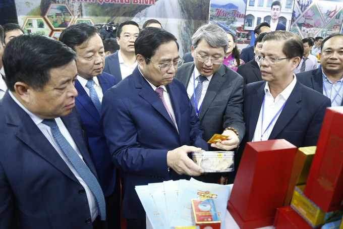 Thủ tướng Chính phủ Phạm Minh Chính tham quan gian hàng giới thiệu về tiềm năng, lợi thế đầu tư của Khánh Hòa; nghe giới thiệu và dùng thử một số sản phẩm nông sản đặc trưng của tỉnh.