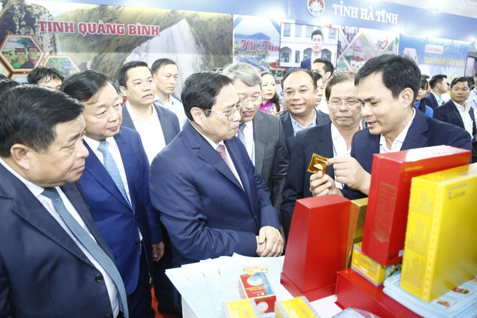 Thủ tướng nghe giới thiệu dòng sản phẩm mới của Công ty TNHH Nhà nước Một thành viên Yến sào Khánh Hòa.