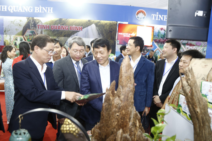 Các đại biểu tham quan gian hàng giới thiệu sản phẩm nông nghiệp đặc trưng của tỉnh Khánh Hòa.