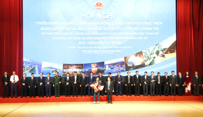 Trước sự chứng kiến các các vị lãnh đạo, Chủ tịch UBND tỉnh Khánh Hòa Nguyễn Tấn Tuân trao các Quyết định chấp thuận chủ trương đầu tư cho doanh nghiệp đầu tư tại tỉnh.