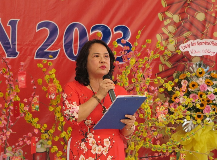 Cô Bùi Thị Thu Hà - Hiệu trưởng nhà trường phát biểu tai chương trình. 